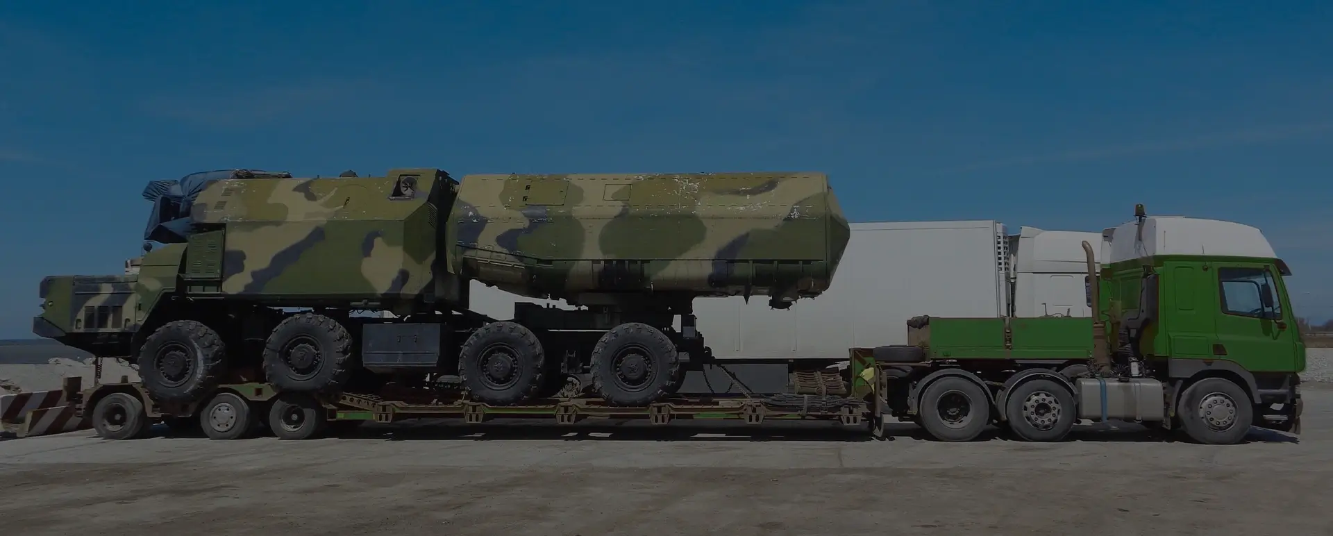 Доставка техники и ракет в рабочем поселке Средний (Сибирский округ - Иркутская область) специальным воинским автотранспортом по договору